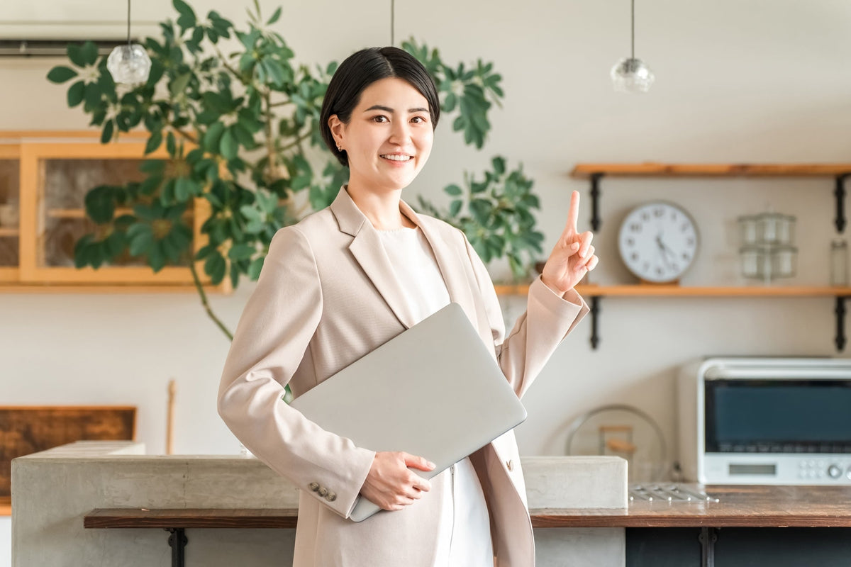 おしゃれに決まるスリムタイプのスタンドライトの魅力｜種類やおすすめ設置場所も紹介