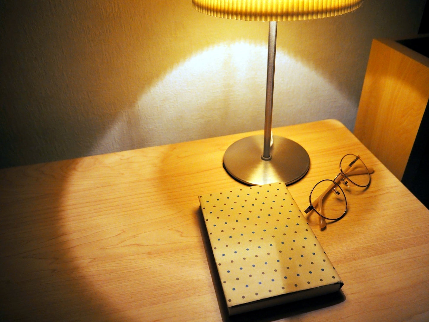 寝室で読書に使う電気スタンドを選ぶには？明るさと読書灯として使う際のポイント