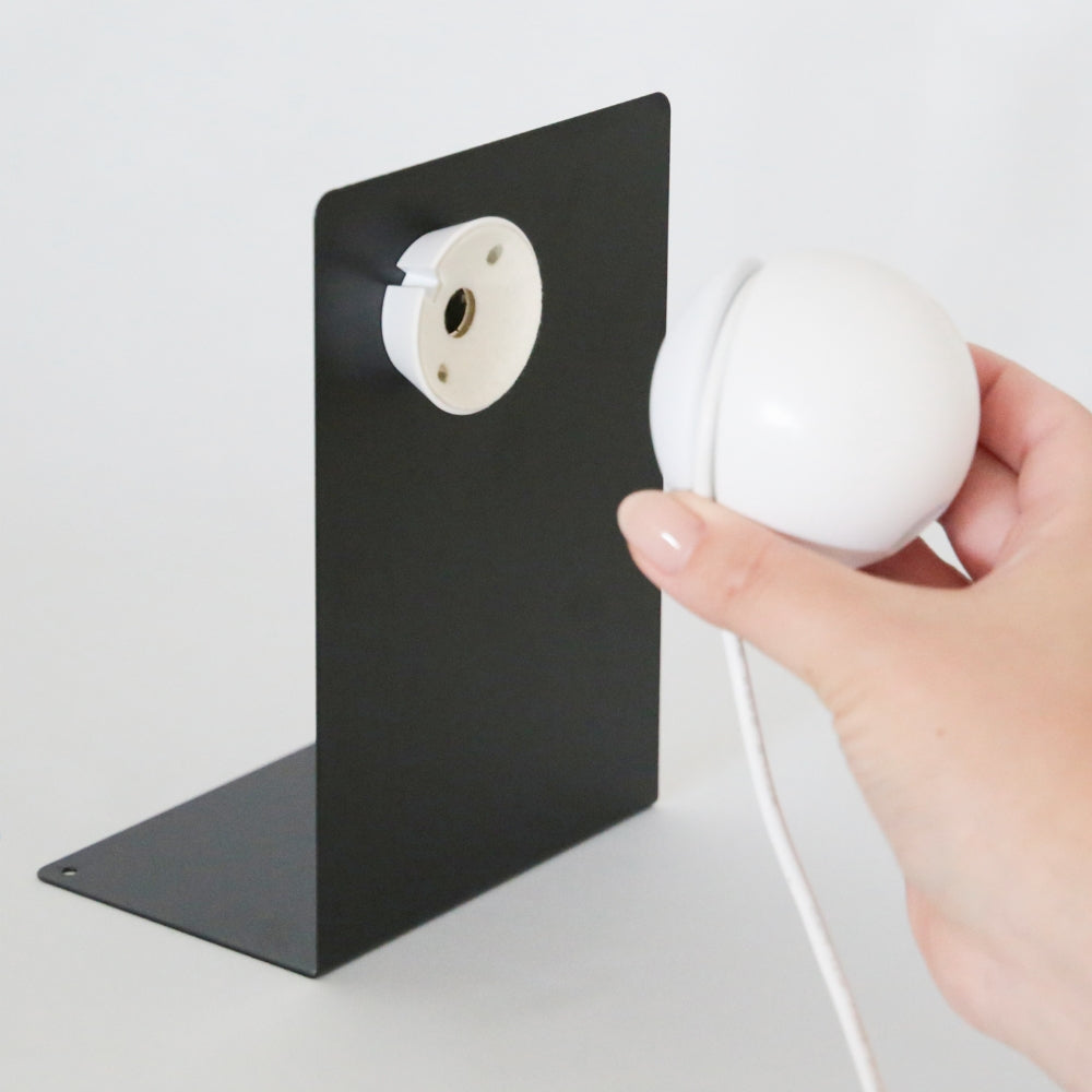 
                      
                        持ち運びOK ぴたっとLED リーディングライト 読書灯 デスクライト 球状 黒・白 MBK039 MBK040 【梱包60サイズ】【読書灯】
                      
                    